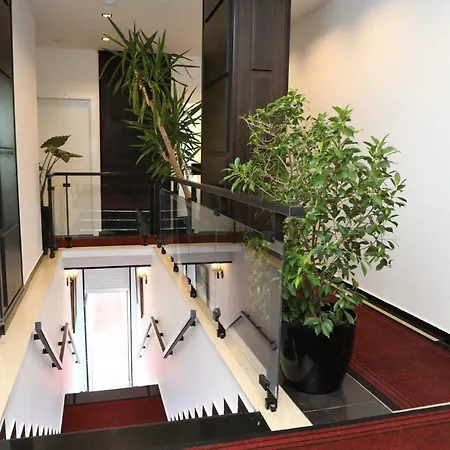 Aglon Hotel 3*